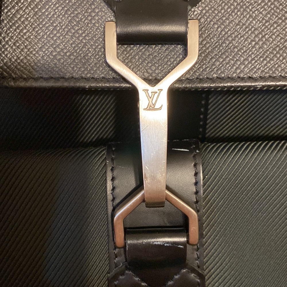 Louis Vuitton Taiga Leather Gibeciere Garment/Travel Bag W/COA - Picture 4 of 17